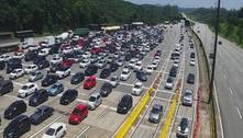 Motoristas enfrentam 21 km de congestionamento para curtir calorão no litoral de SP