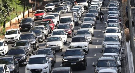 Veículos na avenida 23 de Maio, em São Paulo