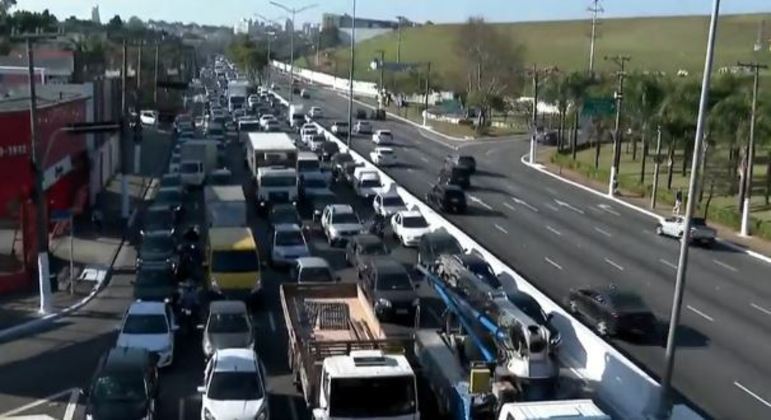 Motoristas ficaram parados no trânsito em dia de greve e rodízio de veículos liberado em SP