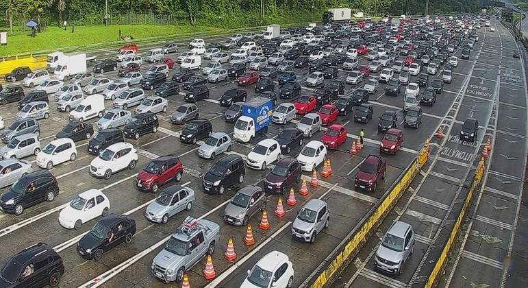 Motorista encontra lentidão na rodovia dos Imigrantes na altura do pedágio