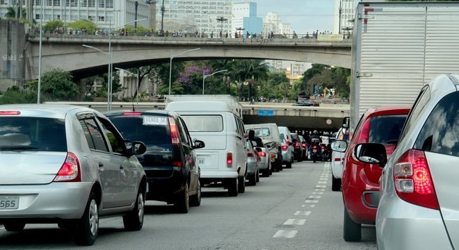 São Paulo trocou chaminés grandes por pequenas chaminés móveis, que são os veículos, diz médico

