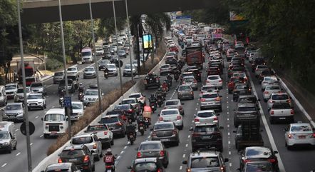 Trânsito intenso na Avenida 23 de Maio em São Paulo (SP)