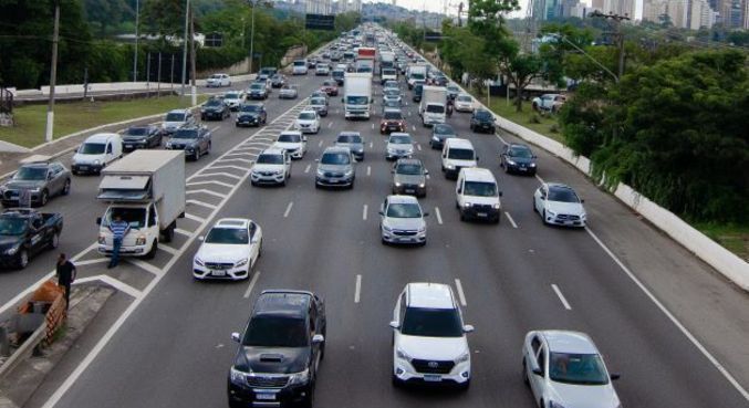 Trânsito na marginal Pinheiros, sentido Interlagos, zona sul da capital paulista