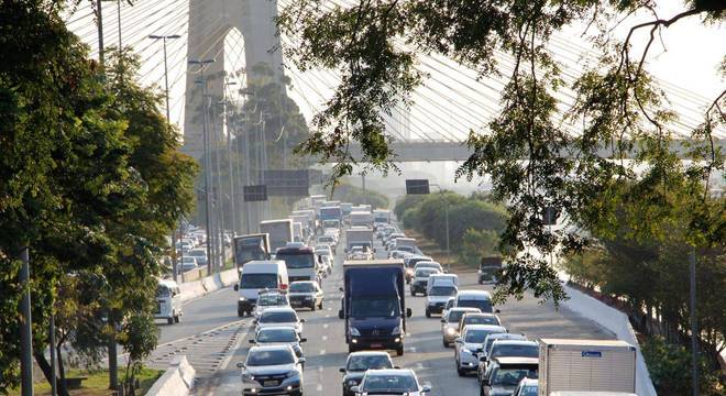 Trânsito na Marginal Tiête é sinal de afrouxamento em isolamento social