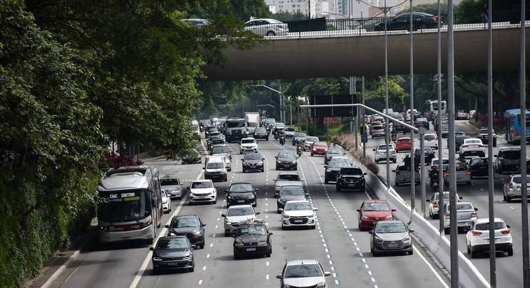 Veículos trafegam na Avenida 23 de Maio, em São Paulo