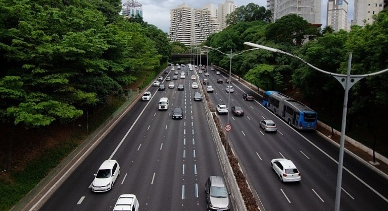 Trânsito na avenida 23 de Maio, em São Paulo