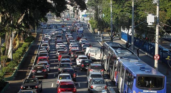 Trânsito na avenida Santos Dumont, na zona norte de São Paulo