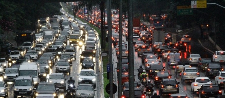 TrÃ¢nsito intenso nos dois sentidos da avenida 23 de Maio