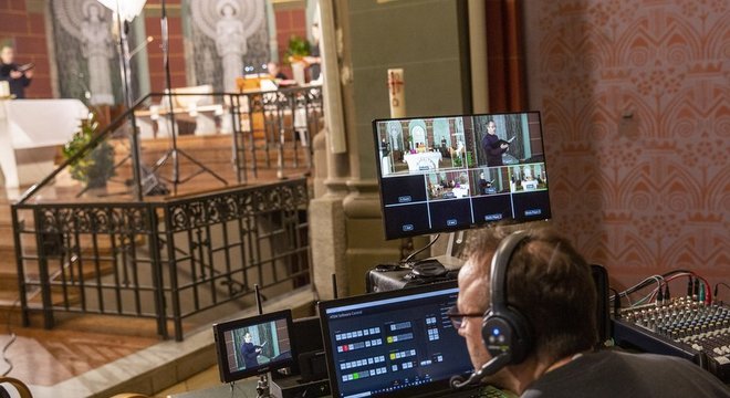 Até as igrejas estão se adaptando à vida em tempos de coronavírus