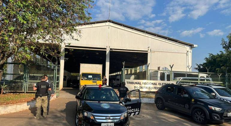 Transporte das urnas eletrônicas dos galpões para escolas no DF