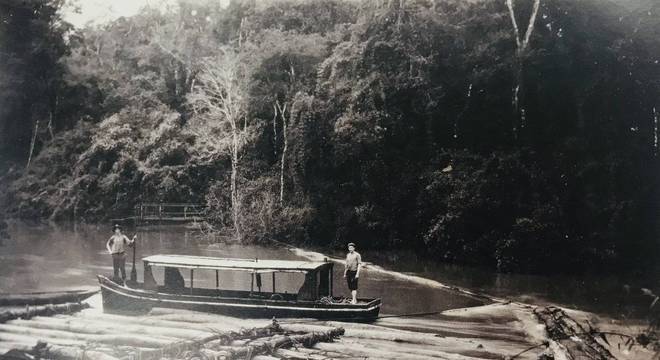Balsas usadas para escoar madeira no rio Uruguai, na região Sul; mesma técnica é usada atualmente para transportar madeira pelos rios amazônicos 