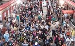 São Paulo
entrou nesta segunda-feira (15) na fase de emergência – mais restritiva – de combate
ao avanço da covid-19. Mesmo com o escalonamento de horários das empresas para diluir
a movimentação nos trens, metrôs e ônibus paulistas, medida recomendada pelo
governo estadual, o transporte público registrou lotação nesta manhã. Veja imagens