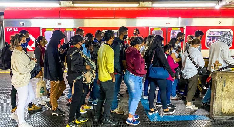 Para consultor de trânsito, escalonamento de horários de funcionamento do comércio aliviaria lotação no transporte público