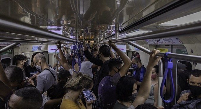 Aglomerações continuam sendo imagem comum nos vagões do Metrô em SP