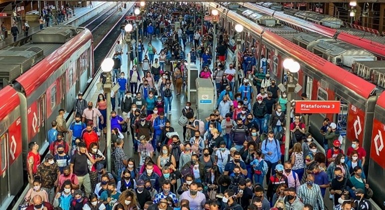 Plataformas da Estação Luz da CPTM ficam lotadas após problemas em escadas  rolantes, São Paulo