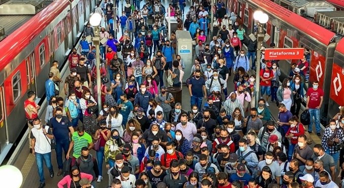 Transporte público é gargalo para controle da pandemia no Brasil