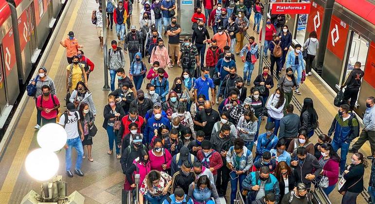 Mais de 27 milhões de pessoas já receberam a primeira dose da vacina contra a covid no Brasil