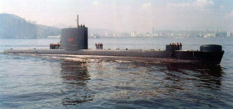 Trata-se do submarino Riachuelo (S-22), que fica aportado no Rio de Janeiro. A embarcação faz parte de uma das atrações do Espaço Cultural Marinha, situado no Boulevard Olímpico, entre a Candelária e a Praça XV 