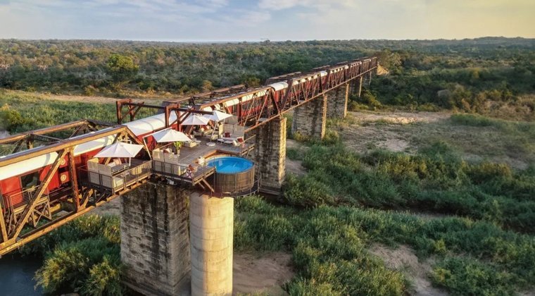 Trata-se do trem que virou hotel no Parque Nacional Kruger, em Skukuza. Uma iniciativa que está atraindo turistas pela curiosidade e pela beleza da paisagem. 