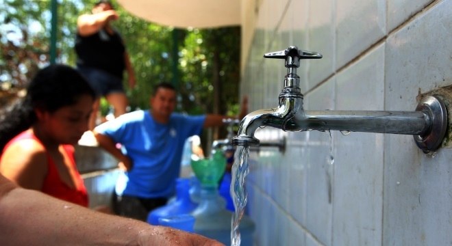 A água tratada recebe adição de flúor, o que reduz incidência de cáries em 65%