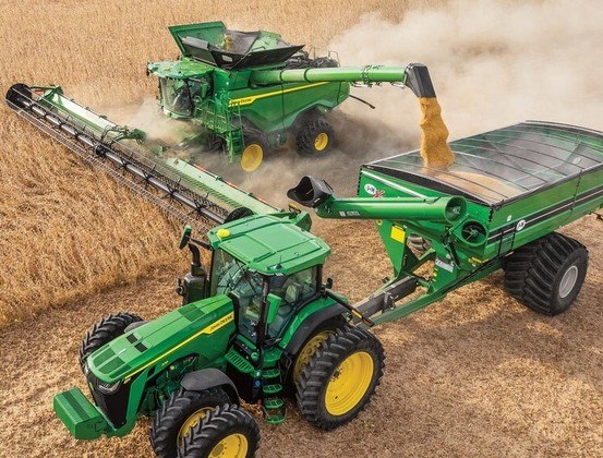 Trator 7M e colheitadeira X9, lançamentos da marca John Deere na Agrishow 2023 – 28ª Feira Internacional de Tecnologia Agrícola em Ação, realizada em maio em Ribeirão Preto, SP. Divulgação / John Deere