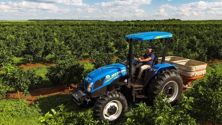 Trator da família TL5, da New Holland, que tem soluções para a agricultura digital, como a telemetria de baixo custo voltada à agricultura familiar. Divulgação / New Holland