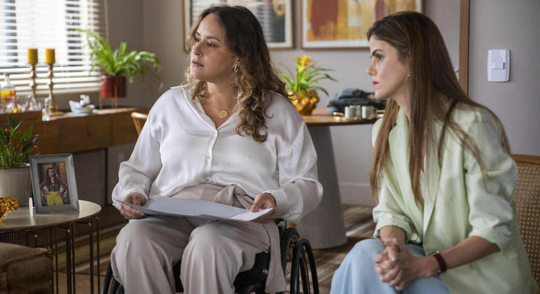 Diversidade: cena de “Travessia” com a atriz cadeirante Tabata Contri e Thaissa Szapiro