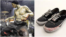 Travis Barker, do Blink 182, vende tênis e calças 'encharcados de sangue' por R$ 49 mil