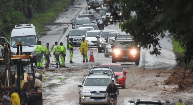 Trecho de rodovia em Barrado Una, São Sebastião, após deslizamento de terra causado por temporal