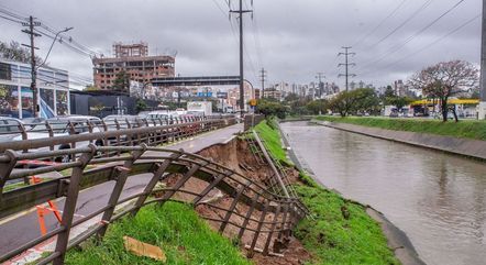 Trechos da ciclovia da avenida Ipiranga, em Porto Alegre (RS), cederam após enchentes que afetam o estado