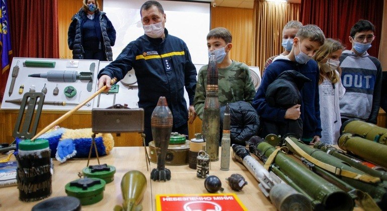Cursos sobre bombas são ministrados em escolas ucranianas