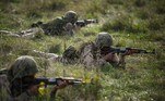 As duas principais habilidades que os recrutas desenvolvem “são como sobreviver em um campo de batalha e como ser o mais letal possível em um combate corpo a corpo”, explica o tenente-coronel Kempley Buchan-Smith, comandante do batalhão britânico de infantaria 5 Rifles