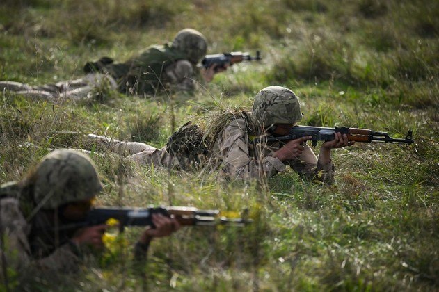 As duas principais habilidades que os recrutas desenvolvem “são como sobreviver em um campo de batalha e como ser o mais letal possível em um combate corpo a corpo”, explica o tenente-coronel Kempley Buchan-Smith, comandante do batalhão britânico de infantaria 5 Rifles