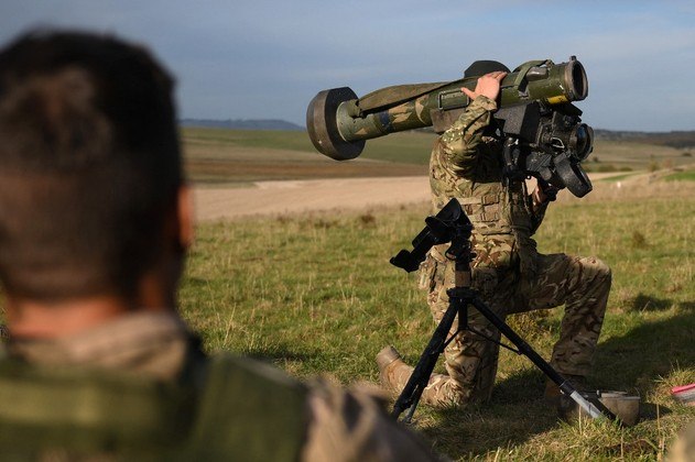 O grupo tem pouca ou nenhuma experiência militar, e apenas cinco semanas para desenvolver habilidades de combate de alto nível. 'Antes do começo da invasão, eu era apenas mais um civil', diz um dos recrutas, apelidado de Panda. 'Depois da invasão, eu já não podia continuar assim, não podia viver uma vida civil, de forma que me alistei', conta o homem, que trabalhava como engenheiro