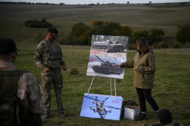 Em parceria com o Exército britânico, esses civis recrutados pelas Forças Armadas da Ucrânia aprendem a manusear armas, técnicas de salvamento e simulações de combate, antes de irem para a linha de frente. O primeiro grupo chegou em julho ao Reino Unido, que se comprometeu a formar até 19 mil ucranianos, dos quais 5.700 já receberam treinamento