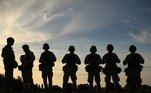 Com o rosto sujo de lama, recrutas ucranianos atravessam uma planície portando fuzis. Mas eles não estão na Ucrânia, e sim em terras usadas pelo Exército britânico na Inglaterra, para onde viajaram a fim de desenvolver habilidades no campo de batalha