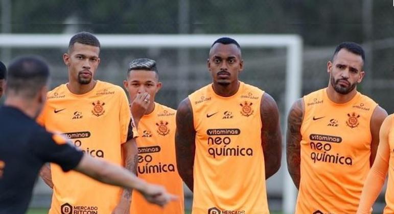 Jogadores do Corinthians ouvem orientações do técnico Vítor Pereira