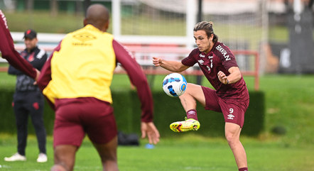 Canobbio em treino do Athletico-PR visando o Verdão