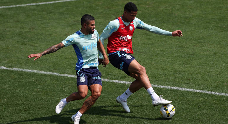 Bruno Tabata e Murilo disputam a bola em treino do Palmeiras visando o Juventude no Allianz