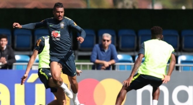 Paulinho entre os suplentes. Para correr mais. Tite foi inteligente