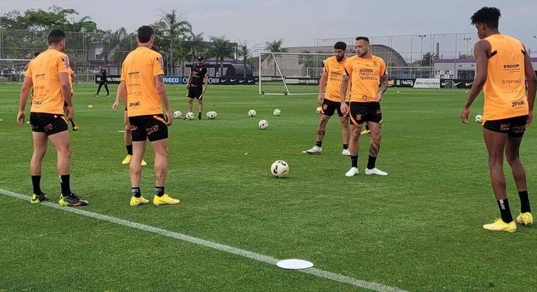 Parte do elenco corintiano em primeiro treino com foco no Santos, adversário do sábado