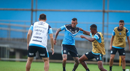 Jogadores do Grêmio treinam após derrota para o Corinthians
