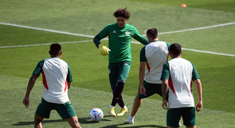 Ochoa, goleiro da seleção mexicana, está participando de sua quinta Copa do Mundo. Contra a Polônia, defendeu o pênalti de Lewandowski

