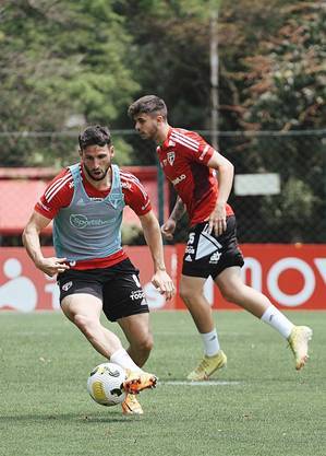 Calleri e Beraldo durante treino do São Paulo