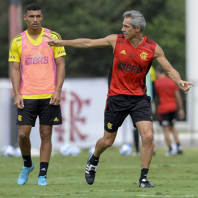 Técnico Paulo Sousa orienta jogadores em treino do Flamengo no Ninho do Urubu
