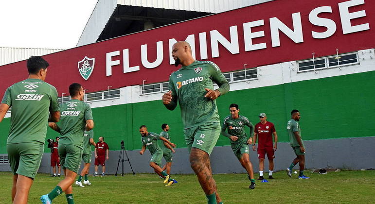 Felipe Melo (à frente) durante treino do Fluminense no CT Carlos Castilho