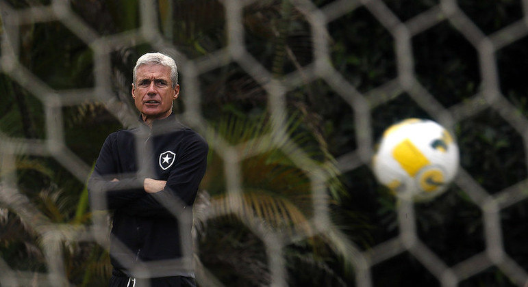 Luís Castro só teve uma derrota comandando o Botafogo à beira do campo
