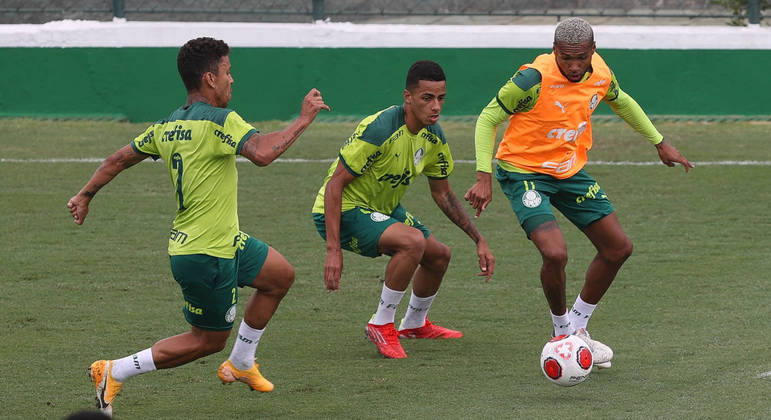 Marcos Rocha, Giovani e Wesley durante treinamento na Academia de Futebol