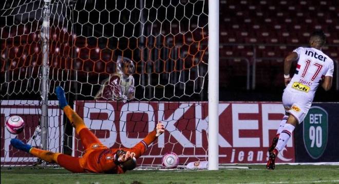 Trellez nunca teve tanta facilidade em marcar um gol. Infantilidade de Paes