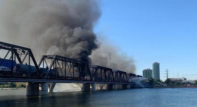 Vagões de trem pegam fogo após acidente em ponte em Tempe, no Arizona (EUA)